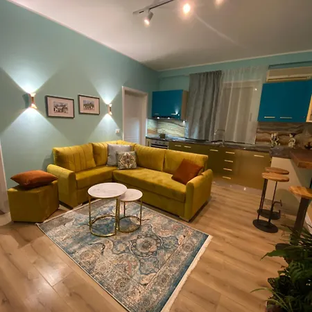 Art Crafted Flat In Center Apartment *
