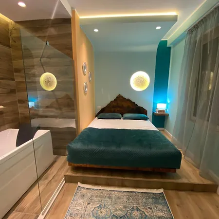 Art Crafted Flat In Center Apartment